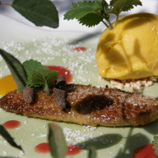Foie gras du Périgord poêlé en croûte de noix de coco, compotée de mangue à la vanille de Papouasie, sorbet à la mangue, poivre long de Java