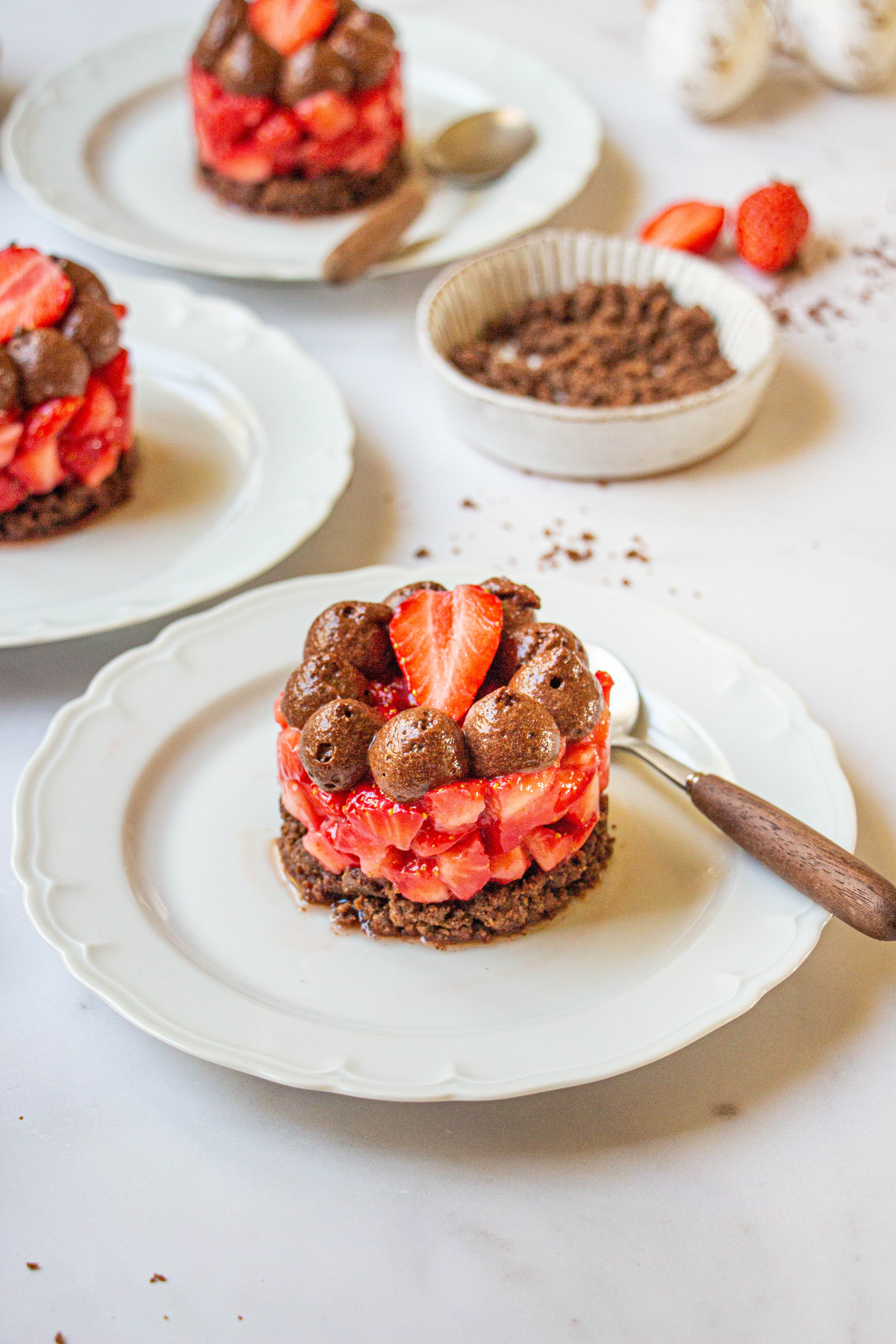 Tartare de Fraises Label Rouge, crumble et mousse au chocolat au Beurre Charentes-Poitou AOP