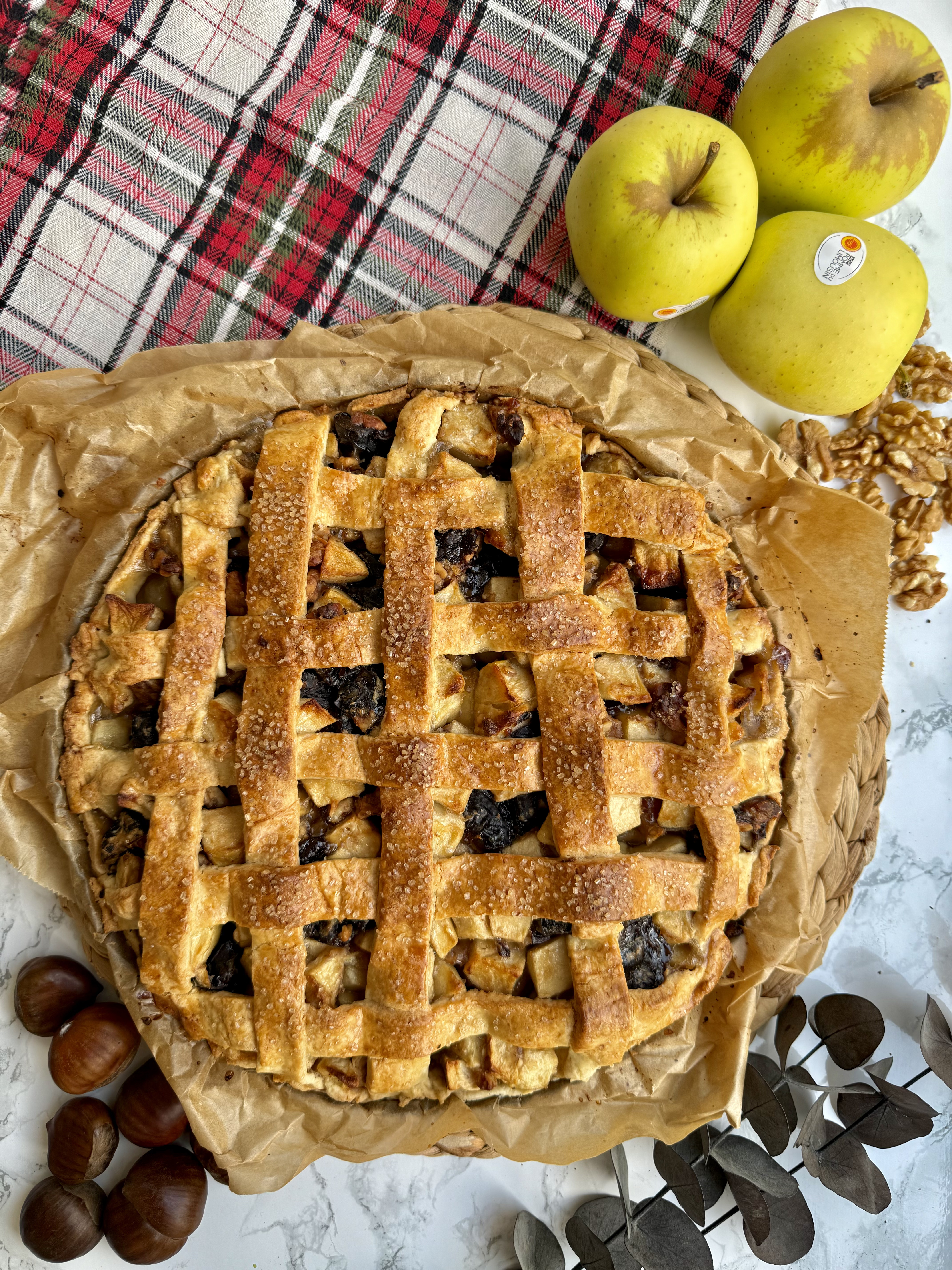 Tourte aux pommes du Limousin, pruneaux d’Agen, noix du Périgord, crème de marrons