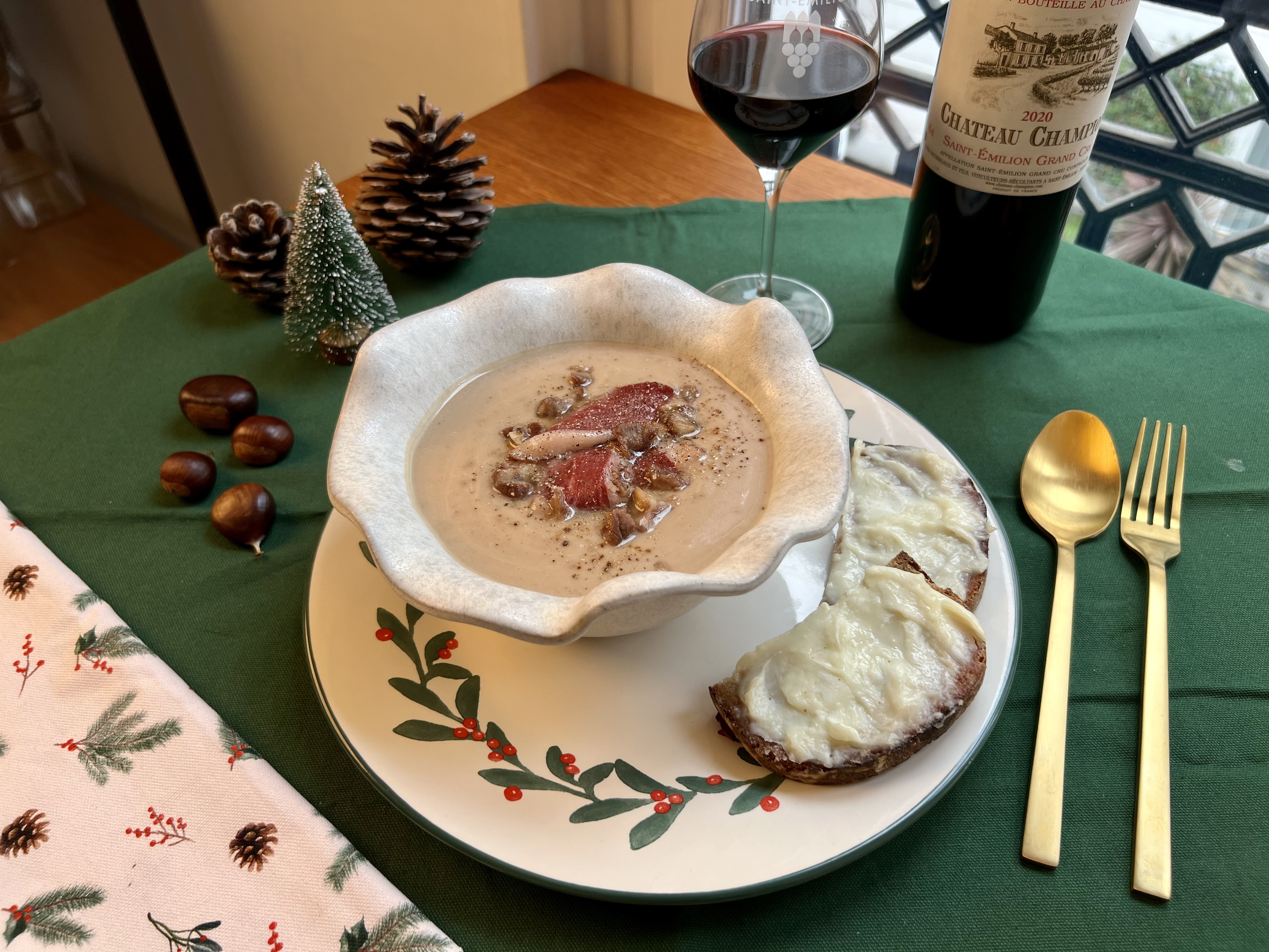 Velouté de marrons du Périgord Limousin, magret de canard du Sud-Ouest, cabécou du Périgord