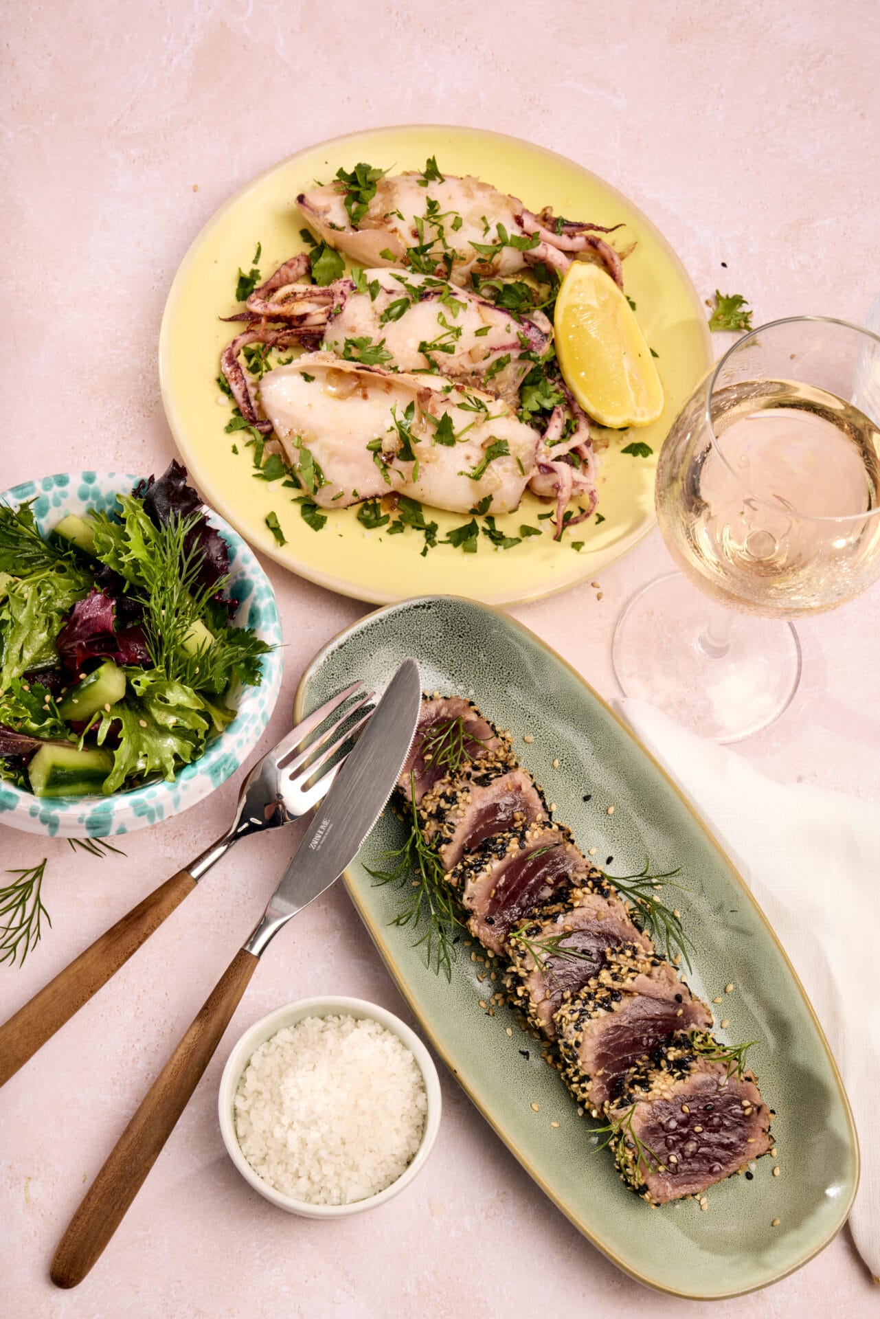 Tataki de thon rouge au sésame, chipirons grillés, salade fraîche d’herbes & concombre