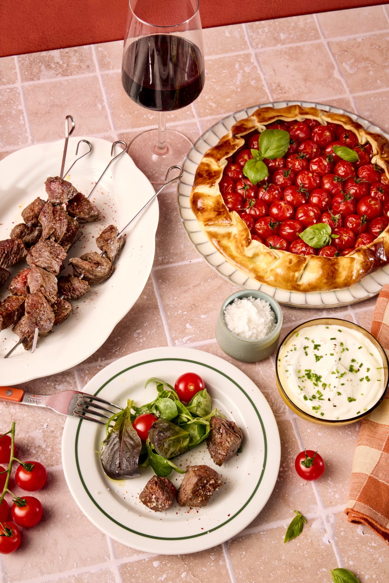 Brochettes de bœuf du Limousin grillées, tarte rustique aux tomates cerises, fromage fouetté aux herbes