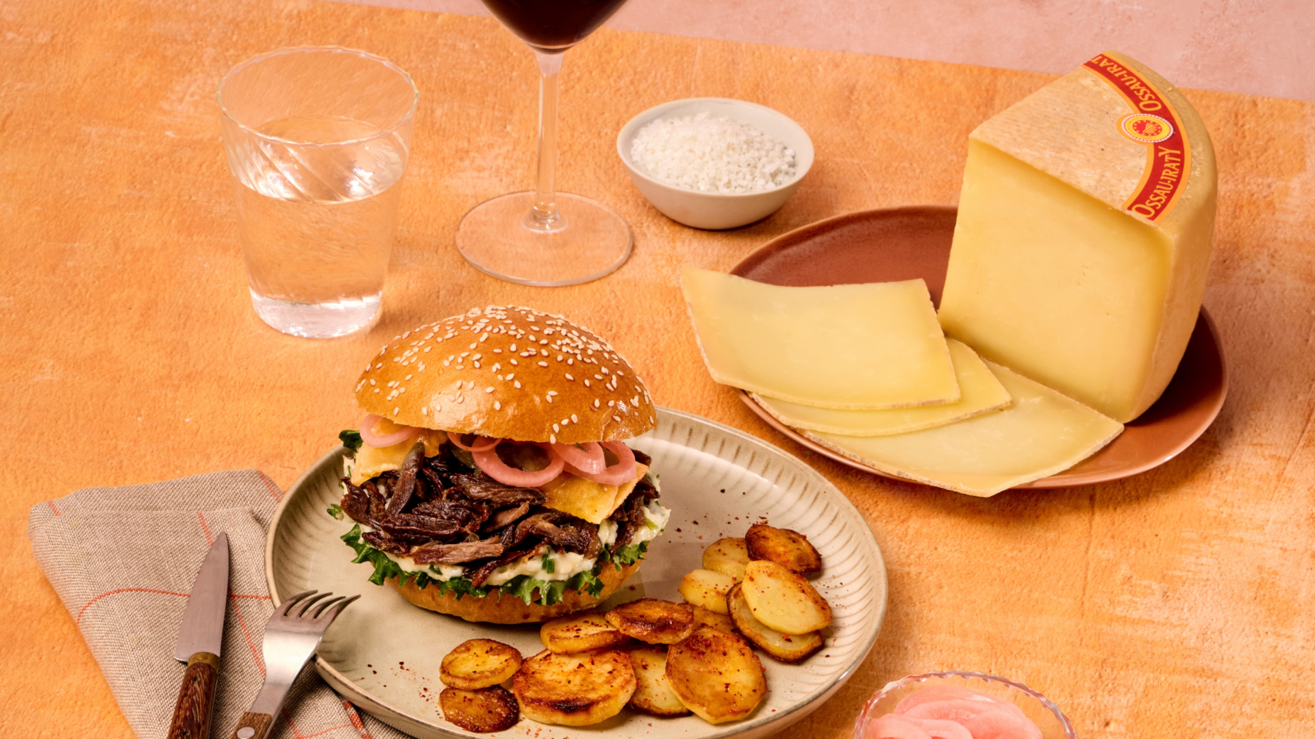 Burger de canard, Ossau-Iraty, pickles d&rsquo;oignons et pommes de terre croustillantes au Piment d’Espelette